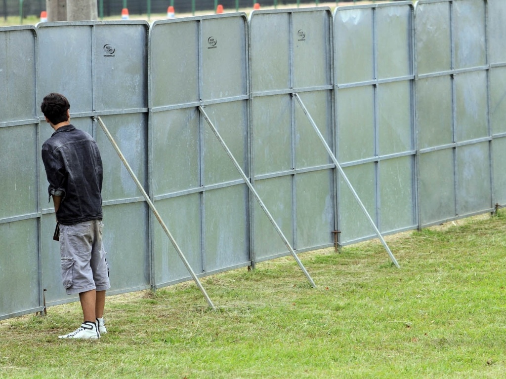 Como não havia banheiros químicos do lado de fora, alguns fãs da fila usaram as divisórias como banheiros (9/11/12) - Ricardo Cassiano/UOL