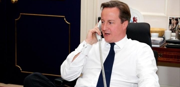 Foto divulgada no twitter de David Cameron mostra o primeiro-ministro britânico ao telefone  - Divulgação/UK Prime Minister twitter
