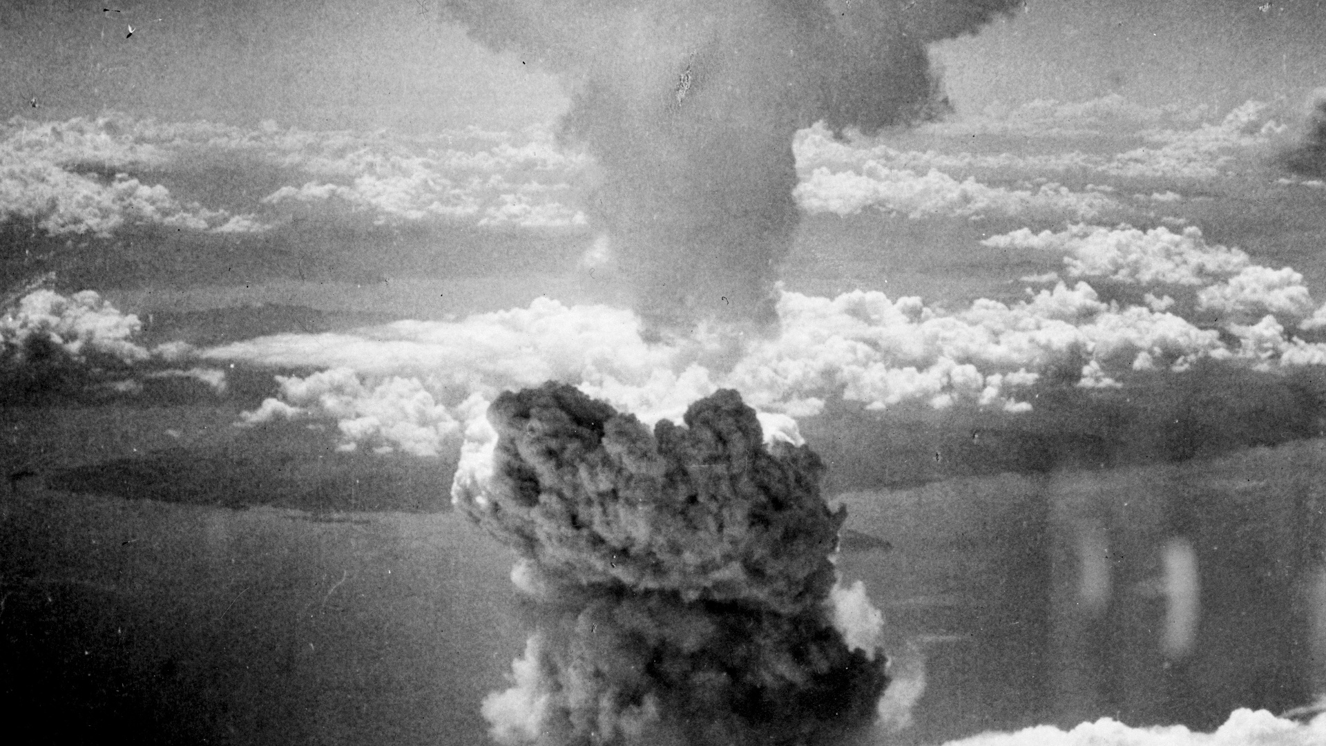 DESESTABILIZAÇÃO DO PANORAMA NUCLEAR - Para o autor as ameaças de guerras nucleares da Guerra Fria não acabou no fim da década de 90. Caso as armas escondidas em países como a Rússia ou China fossem utilizadas pelos governos, diversas guerras nucleares acabariam com o mundo assim como o bombardeio em Hiroshima e Nagasaki (foto) - Acervo2ªGuerra