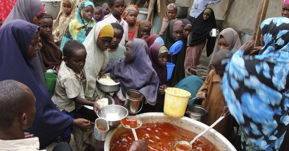 FALÊNCIA NO SISTEMA GLOBAL DE ALIMENTOS - O autor explica que o sistema de distribuição de alimentos está ameaçado por uma massiva "complexificação" do setor. Com problemas de matéria prima ou pestes em plantações o mundo inteiro poderia entrar em crises que já são vistas em países inteiros como a Somália (foto) e Etiópia - AP Photo/Farah Abdi Warsameh