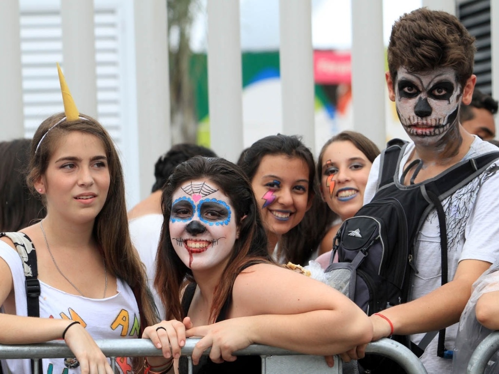 Fãs da Lady Gaga aguardam início do show da cantora em fila no Parque dos Atletas, no Rio de Janeiro (9/11/12) - Ricardo Cassiano/UOL