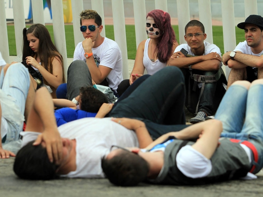 Fãs da Lady Gaga aguardam início do show da cantora em fila no Parque dos Atletas, no Rio de Janeiro (9/11/12) - Ricardo Cassiano/UOL