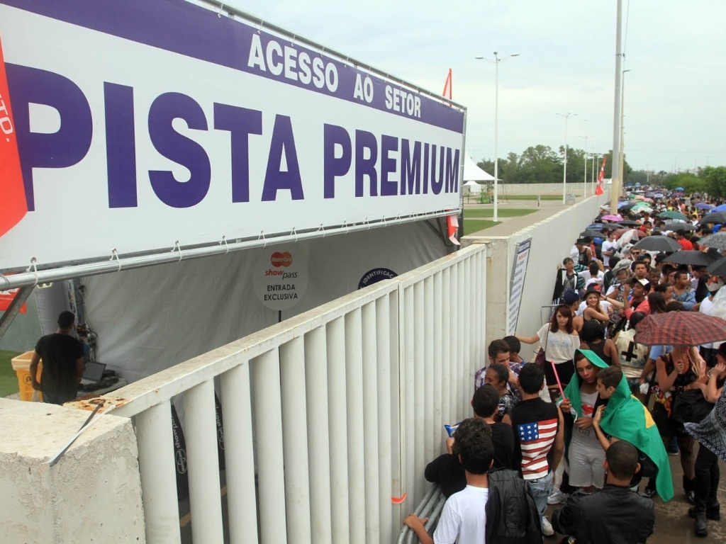 Fãs da Lady Gaga aguardam início do show da cantora em fila no Parque dos Atletas, no Rio de Janeiro (9/11/12) - Ricardo Cassiano/UOL