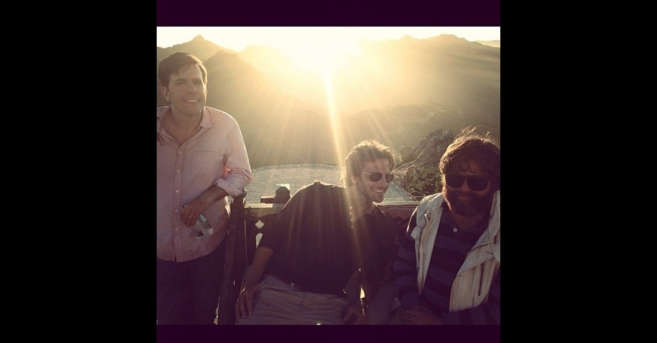 22.out.2012 - Foto publicada pelo diretor Todd Phillips mostra os atores Ed Helms, Bradley Cooper e Zach Galifianakis no set do filme "Se Beber, Não Case 3" - Reprodução/Instagram/toddphillips1