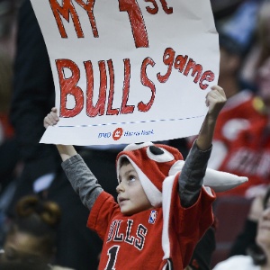 Garotinho foi ao jogo do Bulls pela 1ª vez, viu o time perder para o Thunder e ganhou fama de "pé-frio" - EFE/Tannen Maury