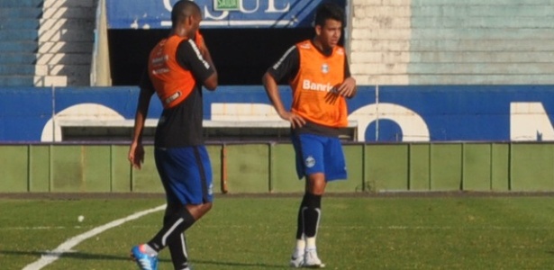 Grêmio treina com Naldo (e) e Saimon (d) na dupla de zaga titular para pegar o SP - Marinho Saldanha/UOL Esporte