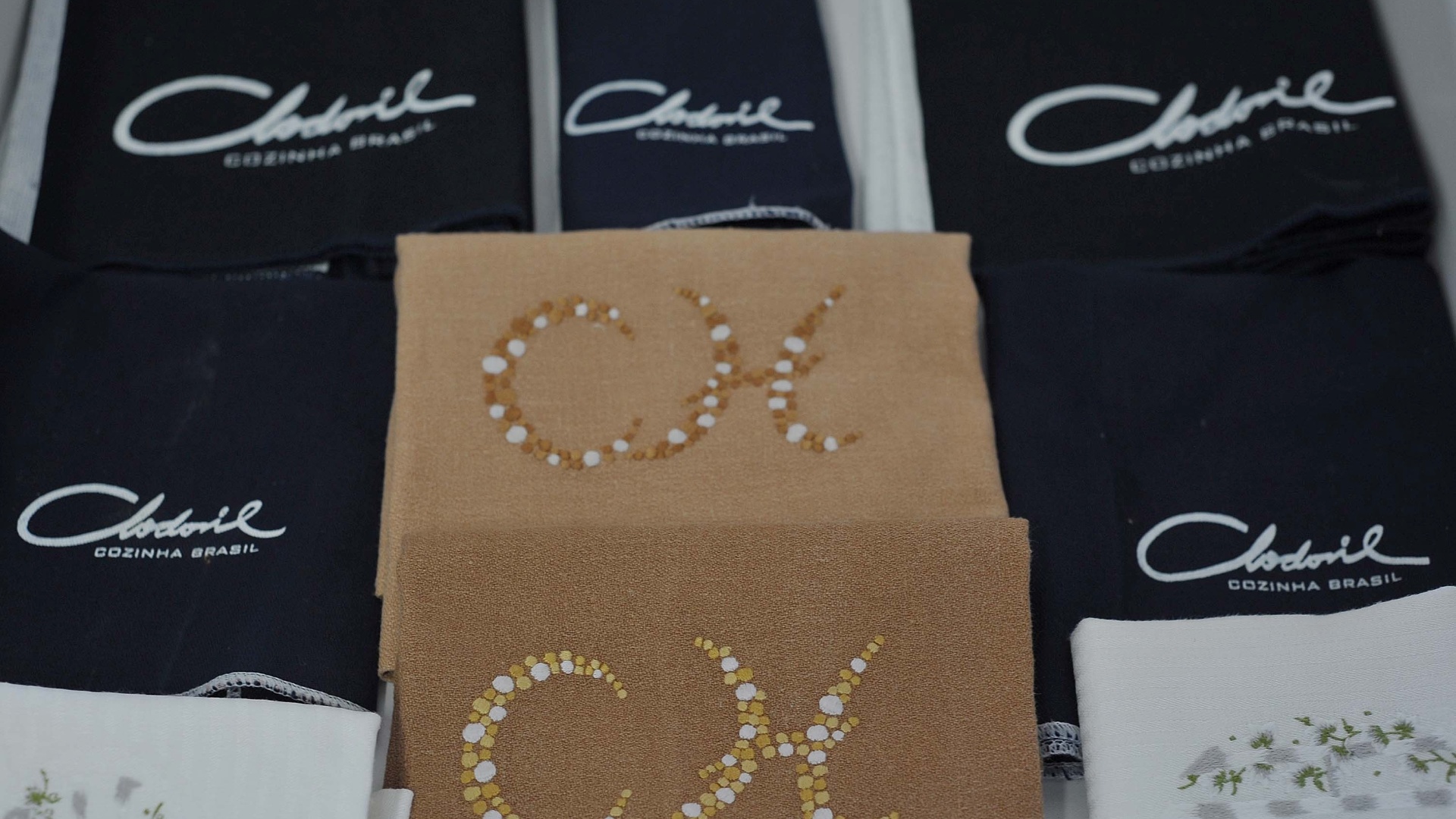 Guardanapos com monograma de Clodovil - Reinaldo Canato/UOL