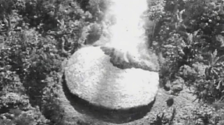 Imagem cedida pelo jornalista Edílson Martins mostra uma maloca em chamas; segundo o sertanista José Porfírio de Carvalho e a Funai, a maloca foi incendida pelos próprios waimiris-atroaris, que temiam um ataque dos brancos; o Comitê Estadual da Verdade do Amazonas, entretanto, quer que a Comissão Nacional da Verdade investigue se a imagem não retrata um bombardeio militar contra uma aldeia - Arquivo/Programa Waimiri-Atroari - Arquivo/Programa Waimiri-Atroari