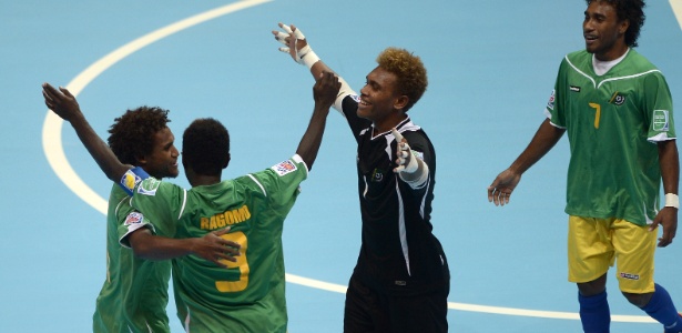 Jogadores de Ilhas Salomão comemoram o gol de Bule contra a Guatemala -  AFP PHOTO/ NICOLAS ASFOURI