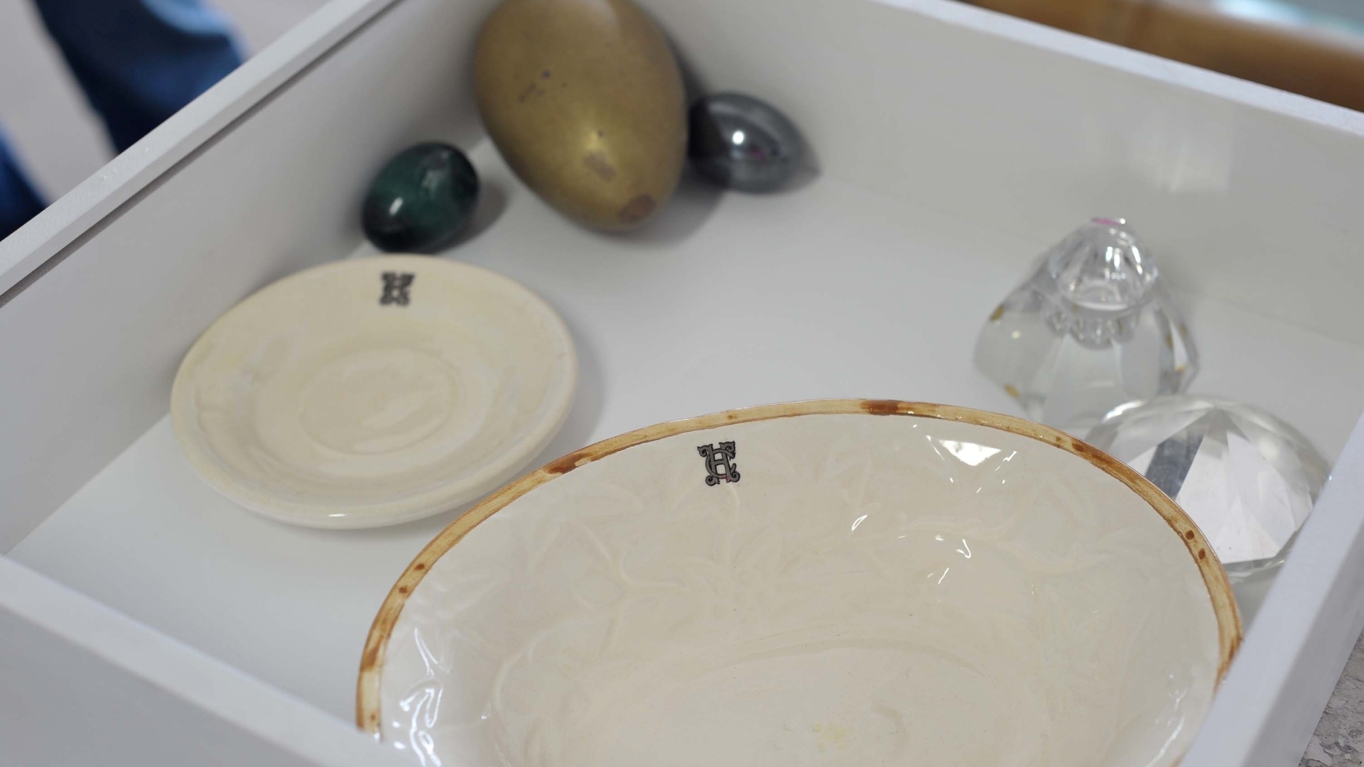 Louças personalizadas com o brasão de Clodovil  - Reinaldo Canato/UOL