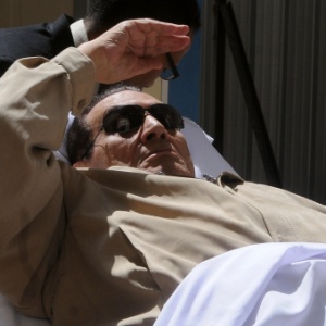O ex-ditador egípcio Hosni Mubarak gesticula ao sair de seu julgamento no Cairo, em junho de 2012