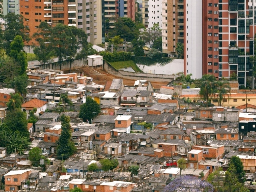 FRACASSO DA GLOBALIZAÇÃO - Para o autor, o fracasso da globalização aconteceria caso uma grande crise econômica causada por grandes quedas no euro ou no dólar aumentaria a disputa entre os países e a desigualdade social. Situações com a desigualdade do bairro do Morumbi, em São Paulo, seria cada vez maior - Tuca Vieira/Folhapress