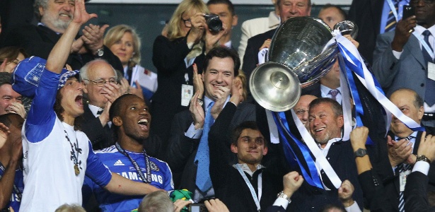 Roman Abramovich, dono do Chelsea, levanta a taça da Liga dos Campeões, em maio - Getty Images