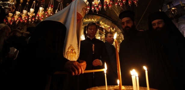 Russo ortodoxo acende vela na igreja do Santo Sepúlcro, na cidade velha de Jerusalém, em 2011; em 2014, comunidade brasileira aproveitará Copa para conhecer estádio