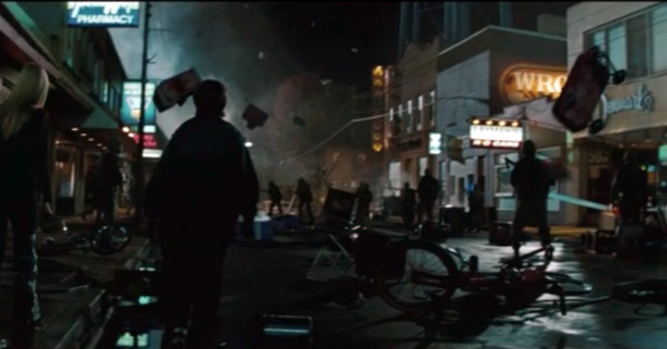 TODOS OS ELETRÔNICOS PARAM - Uma onda eletromagnética, como a usada pela nave do longa "Super 8" (foto), cria uma sobrecarga na rede elétrica e queima os aparelhos eletrônicos. Transformada em bomba pode dizimar populações mais pobres - Reprodução