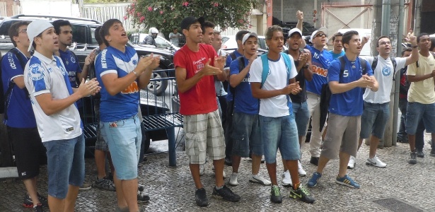 Torcedores se reuniram em frente à sede administrativa do Cruzeiro nesta sexta-feira - Gabriel Duarte/UOL Esporte