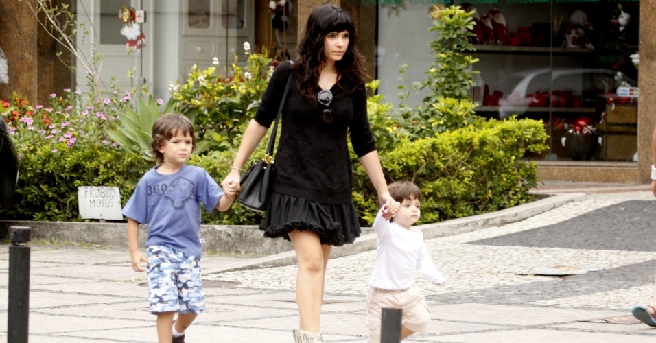 Vanessa Giácomo passeia com os filhos na zona oeste do Rio