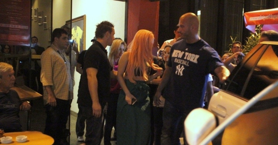 Vestida com uma saia que imita uma calda de sereia, Lady Gaga sai para jantar no restaurante e churrascaria Porcão, no Rio de Janeiro (8/11/12)