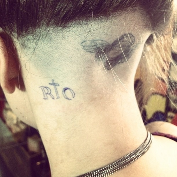 A maquiadora de Lady Gaga, Tara Savelo, publicou a foto da tatuagem que a cantora fez em homenagem ao Rio de Janeiro, depois de show na cidade. A pop star também mudou o visual (10/11/12) 