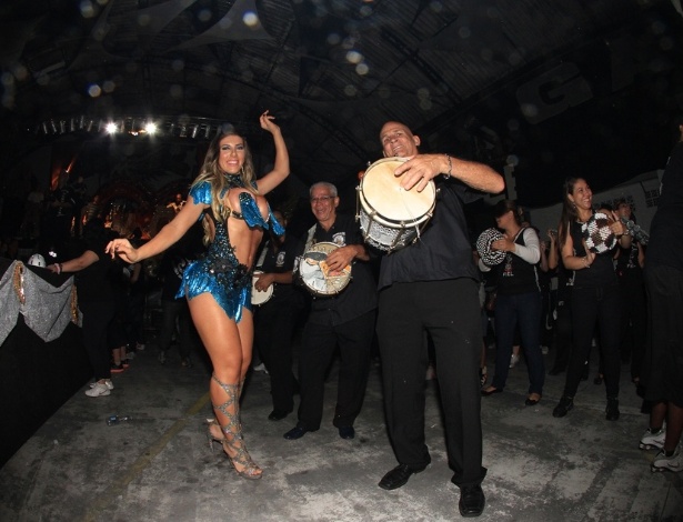 A rainha da bateria Tatiane Minerato no desfile da escola "Gaviões da Fiel" em sede no Bom Retiro, em São Paulo. Com o tema "ser fiel é a alma do negócio", as fantasias da Gaviões da Fiel para o carnaval de 2013 refletem conceitos de comunicação e propaganda, "a maior fonte de venda do mundo", segundo o Carnavalesco Max Lopes (10/11/12) - Shin Shikuma/UOL