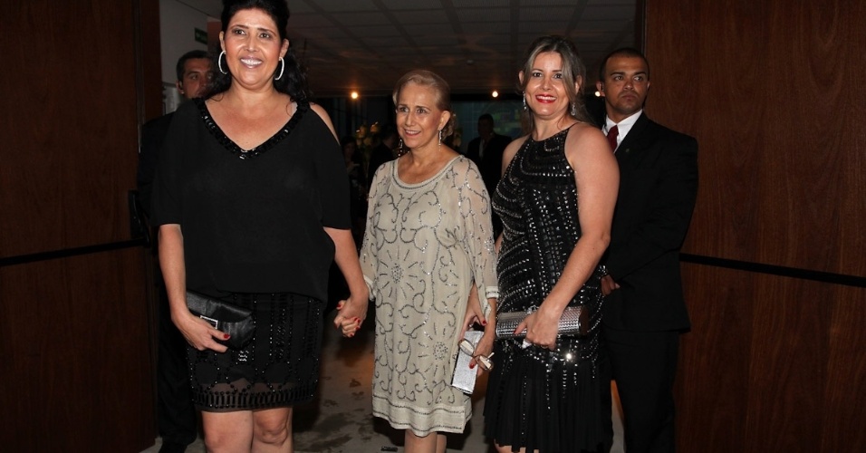 As irmãs, Roberta (à esq.) e Claudia (à dir.), acompanhadas da mãe Heloísa chegam à festa de aniversário de 40 anos  do ator Reynaldo Gianecchini (10/11/12)