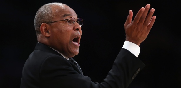 Bernie Bickerstaff foi o técnico interino dos Lakers na vitória sobre os Warriors - Jeff Gross/Getty Images/AFP