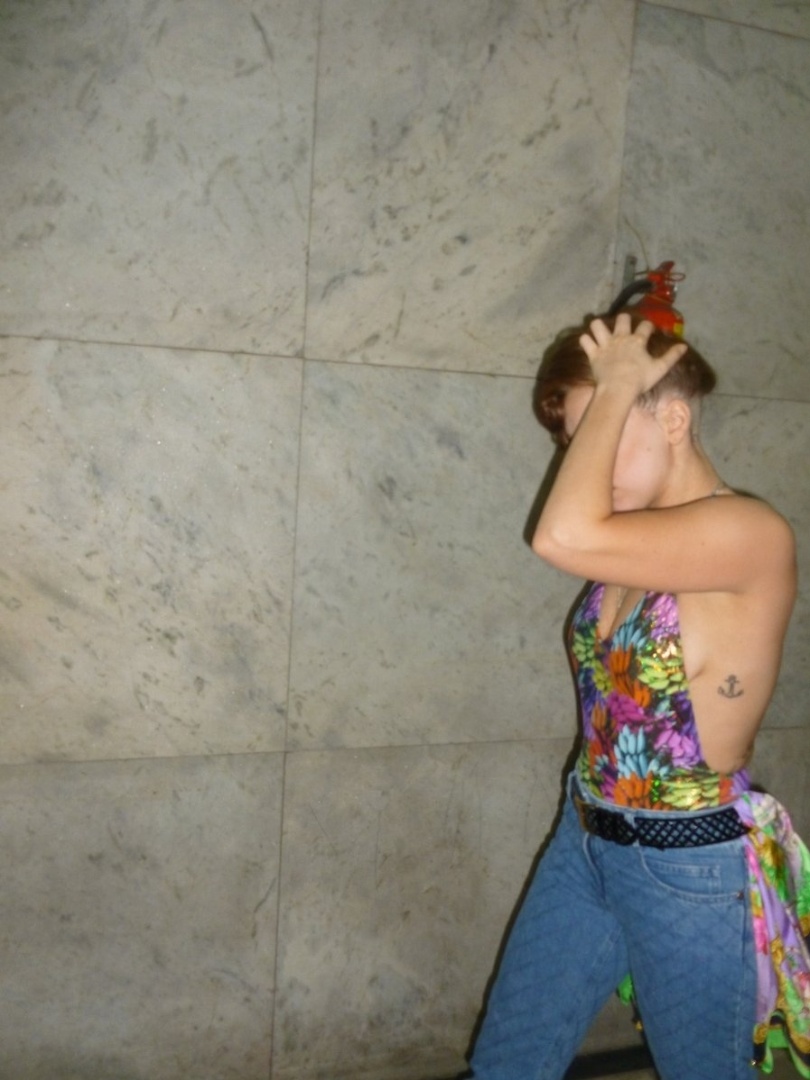 Depois de show no Rio de Janeiro, Lady Gaga muda o visual e é flagrada saindo de um estúdio de tatuagem em Copacabana. A cantora, que se apresenta em São Paulo no domingo (11), tentou evitar as fotos (10/11/12) 