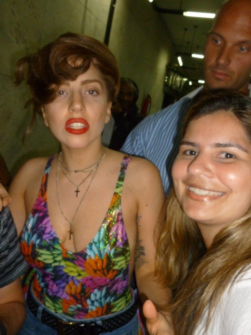 Depois de show no Rio de Janeiro, Lady Gaga muda o visual e posa com fãs em Copacabana. A cantora se apresenta em São Paulo no domingo (11) (10/11/12) 