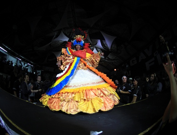 Desfile da escola "Gaviões da Fiel" em sede no Bom Retiro, em São Paulo. Com o tema "ser fiel é a alma do negócio", as fantasias da Gaviões da Fiel para o carnaval de 2013 refletem conceitos de comunicação e propaganda, "a maior fonte de venda do mundo", segundo o Carnavalesco Max Lopes (10/11/12) - Shin Shikuma/UOL