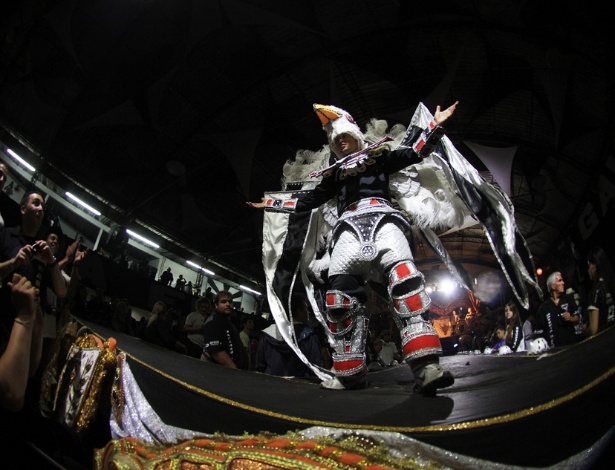Desfile da escola "Gaviões da Fiel" em sede no Bom Retiro, em São Paulo. Com o tema "ser fiel é a alma do negócio", as fantasias da Gaviões da Fiel para o carnaval de 2013 refletem conceitos de comunicação e propaganda, "a maior fonte de venda do mundo", segundo o Carnavalesco Max Lopes (10/11/12) - Shin Shikuma/UOL