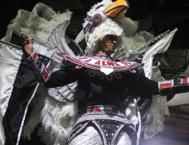 Desfile da escola "Gaviões da Fiel" em sede no Bom Retiro, em São Paulo. Com o tema "ser fiel é a alma do negócio", as fantasias da Gaviões da Fiel para o carnaval de 2013 refletem conceitos de comunicação e propaganda, "a maior fonte de venda do mundo", segundo o Carnavalesco Max Lopes (10/11/12) - Shin Shikuma/UOL