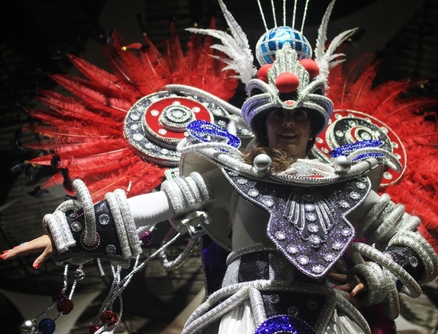 Desfile da escola "Gaviões da Fiel" em sede no Bom Retiro, em São Paulo. Com o tema "ser fiel é a alma do negócio", as fantasias da Gaviões da Fiel para o carnaval de 2013 refletem conceitos de comunicação e propaganda, "a maior fonte de venda do mundo", segundo o Carnavalesco Max Lopes (10/11/12) - Shin Shikuma/UOL