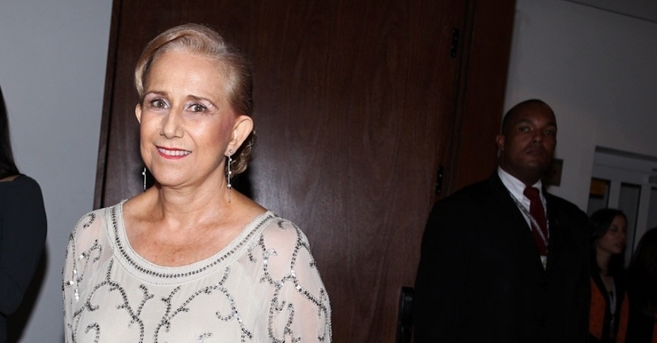 Heloísa mãe de Reynaldo Gianecchini é uma das primeiras a chegar na festa de aniversário de 40 anos do ator, no Brooklin, em São Paulo (10/11/12)