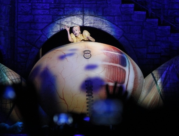 Lady Gaga durante a performance da canção "Born this Way" no Rio de Janeiro (10/11/12) - AgNews