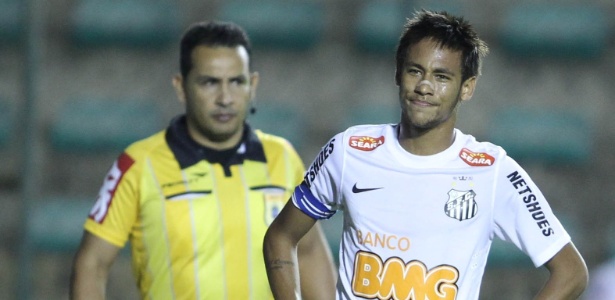 Neymar lamenta chance perdida contra o Atlético-GO, quando foi caçado por rivais - Adalberto Marques/Agif