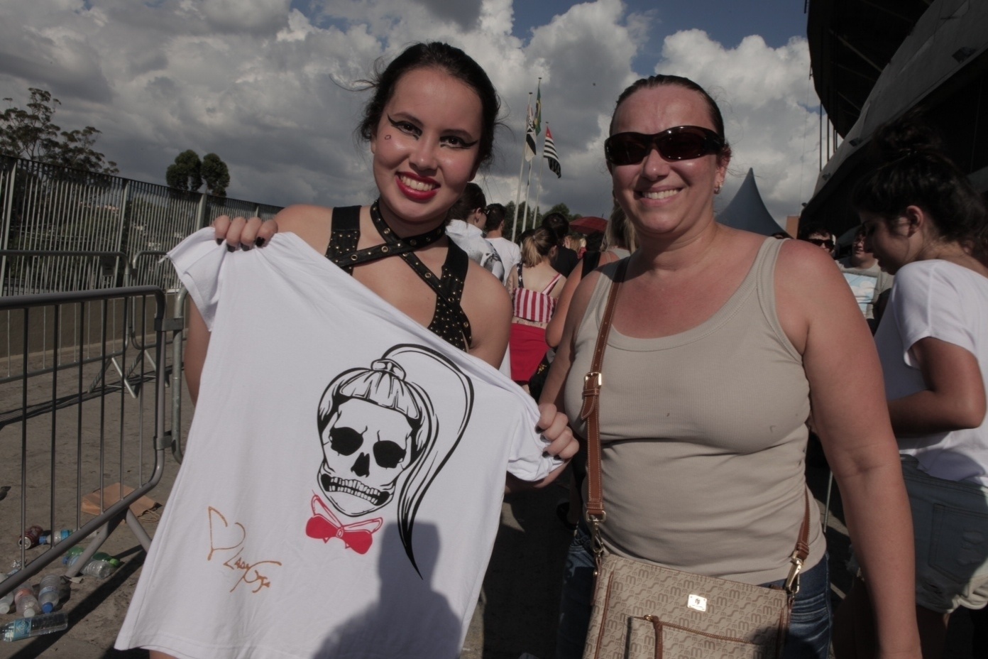 A fã Giovanna de 15 anos foi ao show com a mãe Daniela Lavezo, 39. Elas são de São José do Rio Preto, interior de São Paulo. Elas vieram para a apresentação na capital paulista acompanhadas por um grupo de 10 pessoas (11/11/12) - Fabiano Cerchiari/UOL