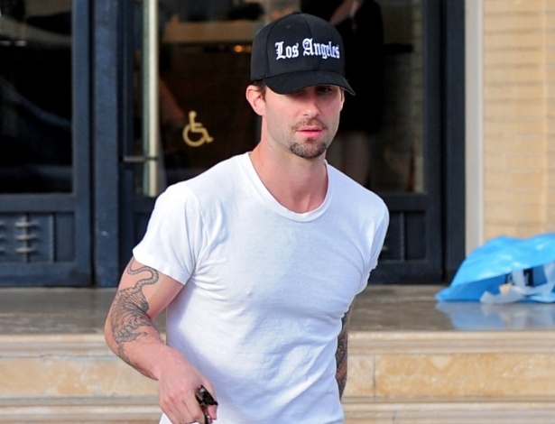 Adam Levine, do Maroon 5, faz compras em Los Angeles (11/11/12)