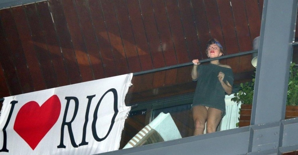 Antes de partir para São Paulo, Lady Gaga aparece na sacada para ver os fãs cariocas, no Rio de Janeiro (10/11/12)