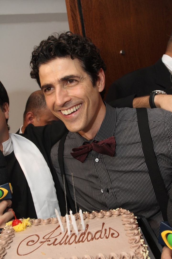 Ator Reynaldo Gianecchini, que completa 40 anos na segunda-feira (12), ganha bolo de aniversário da equipe do "Pânico" em festa em São Paulo (11/11/12)