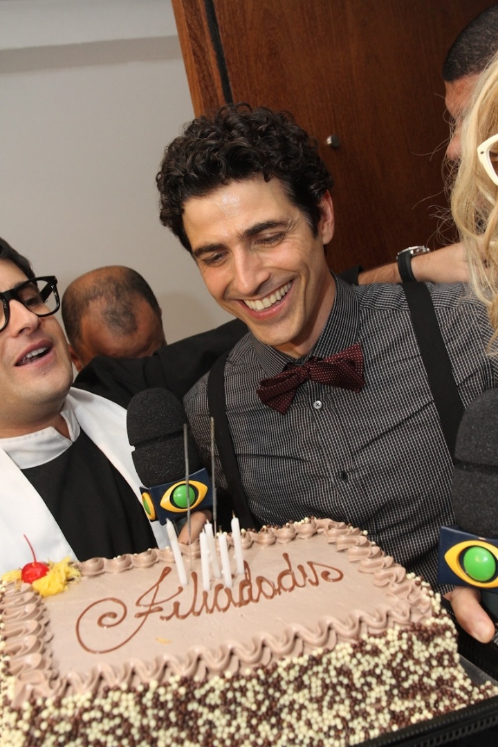 Ator Reynaldo Gianecchini, que completa 40 anos na segunda-feira (12), ganha bolo de aniversário da equipe do "Pânico" em festa em São Paulo (11/11/12)
