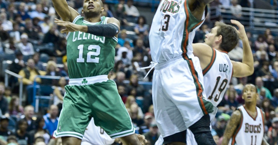 Brasileiro Leandrinho arrisca arremesso durante a vitória do Boston Celtics sobre o Milwaukee Bucks (10/11/12)