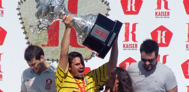 Capitão do Unidos do Pacarana levanta a taça de campeão da série B da Copa Kaiser