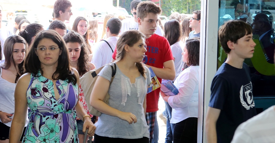 Estudantes aguardam abertura de local de prova do vestibular 2013 da Unicamp (Universidade Estadual de Campinas) neste domingo em que é realizada a primeira fase do processo seletivo