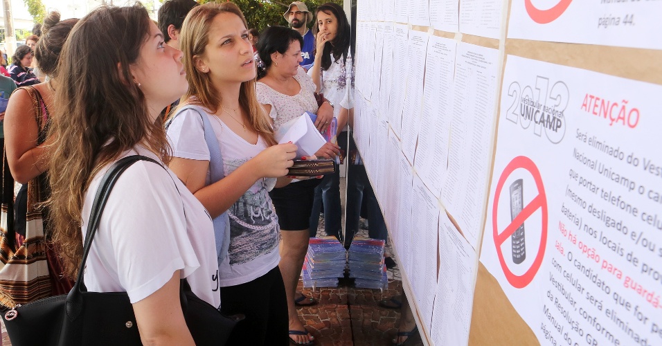 Inscritas buscam a sala em que vão fazer a primeira fase do vestibular 2013 da Unicamp (Universidade Estadual de Campinas) em São Paulo neste domingo (11)