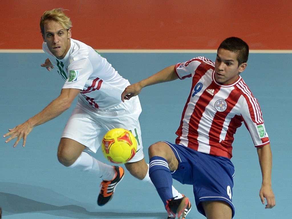 Juan Salas tenta um passe com estilo no jogo entre Paraguai e Portugal, pela Copa do Mundo de Futsal