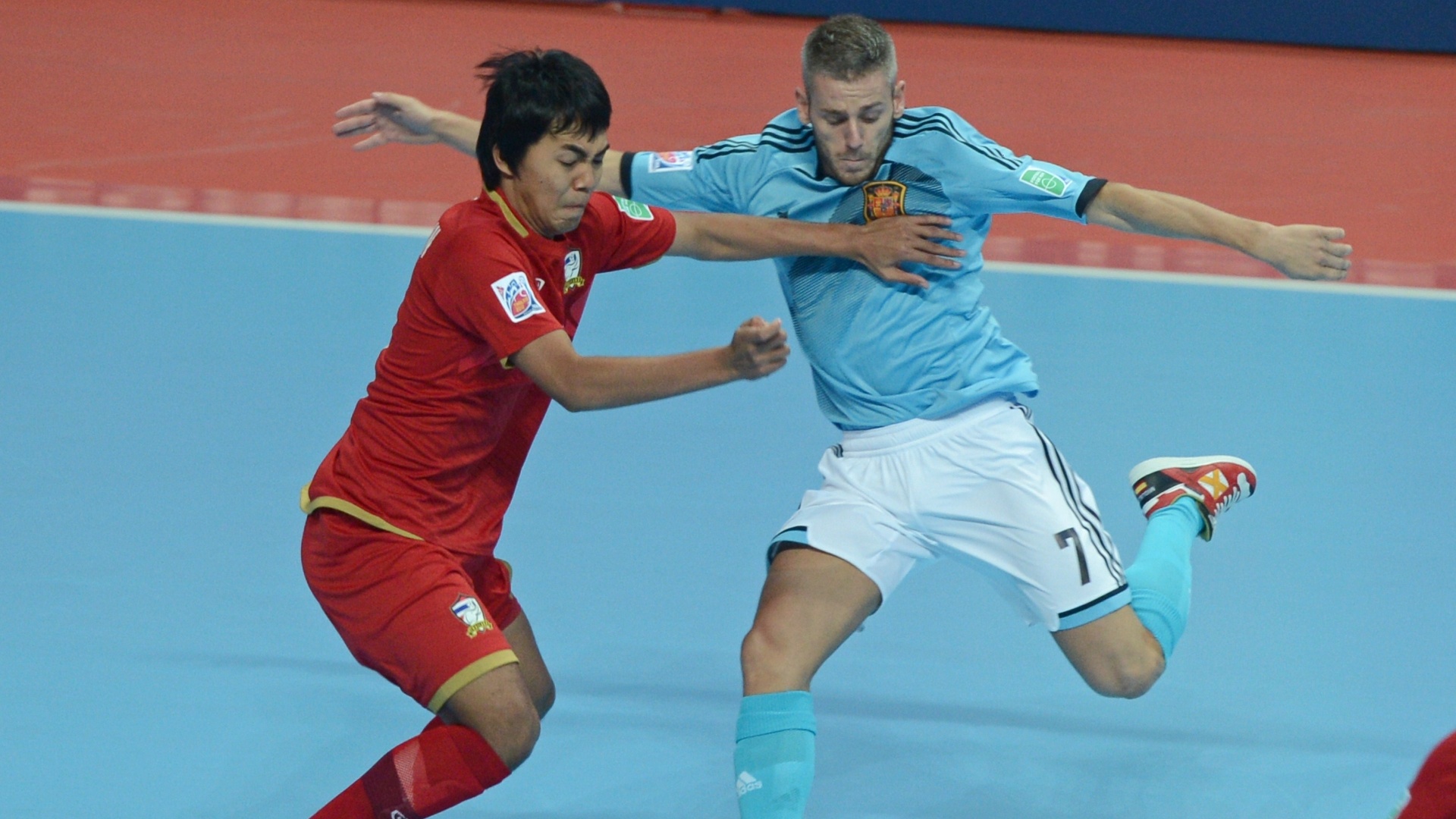 Miguelin, da Espanha, e Sornwichian, da Tailândia, disputam a bola durante o jogo entre as duas seleções na Copa do Mundo de futsal
