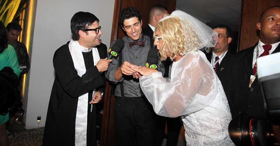 O ator Reynaldo Gianecchini (ao centro) se casa com Marília Gabi Herpes (Wellington Muniz) em uma brincadeira do "Pânico" em sua festa de aniversário, em São Paulo (10/11/12)