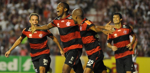 Renato Abreu (centro) festeja mais um gol com a camisa do Flamengo nesta temporada - Alexandre Vidal/Fla Imagem