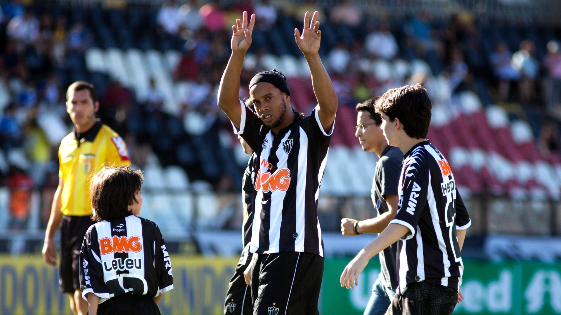 Ronaldinho saúda torcida do Atlético-MG antes do jogo contra o Vasco