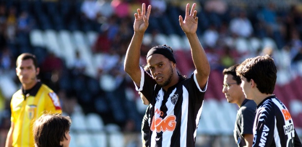Ronaldinho saúda torcida do Atlético-MG, que pode ser trunfo para sua permanência - Fernando Maia/UOL